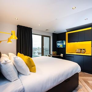 Studio met een King Size Bed met de Toegang voor Gehandicapten